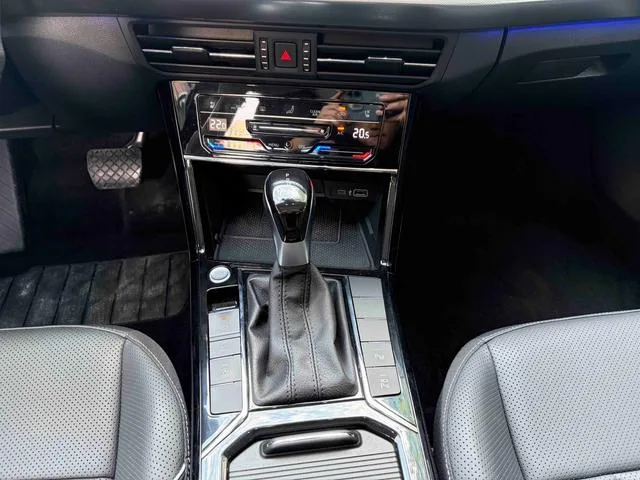 Volkswagen Passat 2024 380TSI Edición de lujo interior foto 11
