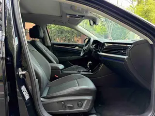 Volkswagen Passat 2024 380TSI Edición de lujo interior foto 12