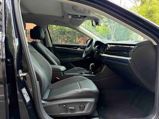 Volkswagen Passat 2024 380TSI Edición de lujo interior foto 12