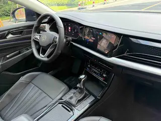 Volkswagen Passat 2024 380TSI Edición de lujo interior foto 13