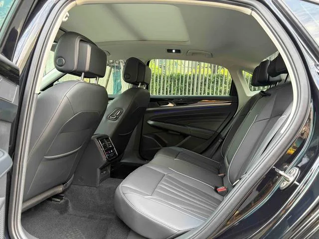 Volkswagen Passat 2024 380TSI Edición de lujo interior foto 15