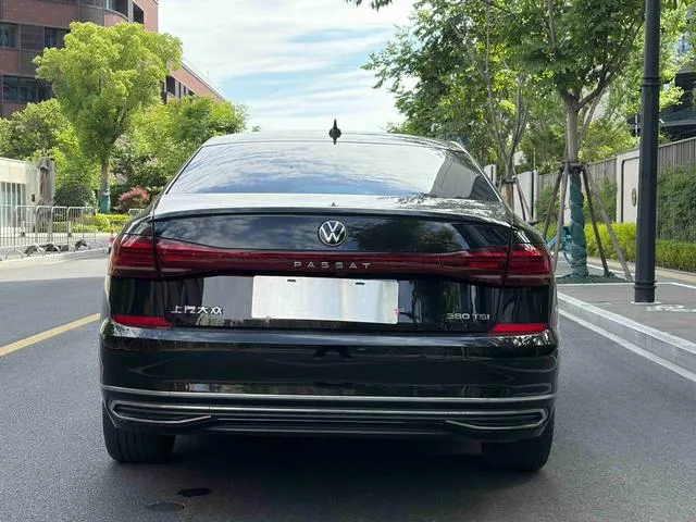 Volkswagen Passat 2024 380TSI Edición de lujo interior foto 16
