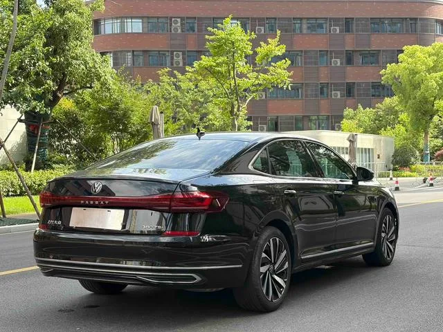 Volkswagen Passat 2024 380TSI Edición de lujo interior foto 17