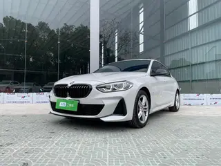 BMW 1 Series 2023 120i M Edición nocturna deportiva exterior foto 1 BMW 1 Series 2023 120i M Edición nocturna deportiva exterior foto 1