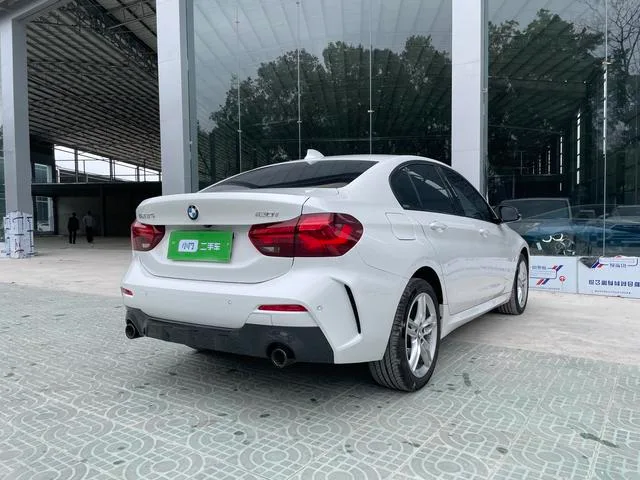 BMW 1 Series 2023 120i M Edición nocturna deportiva exterior foto 4 BMW 1 Series 2023 120i M Edición nocturna deportiva exterior foto 4