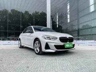 BMW 1 Series 2023 120i M Edición nocturna deportiva exterior foto 5 BMW 1 Series 2023 120i M Edición nocturna deportiva exterior foto 5