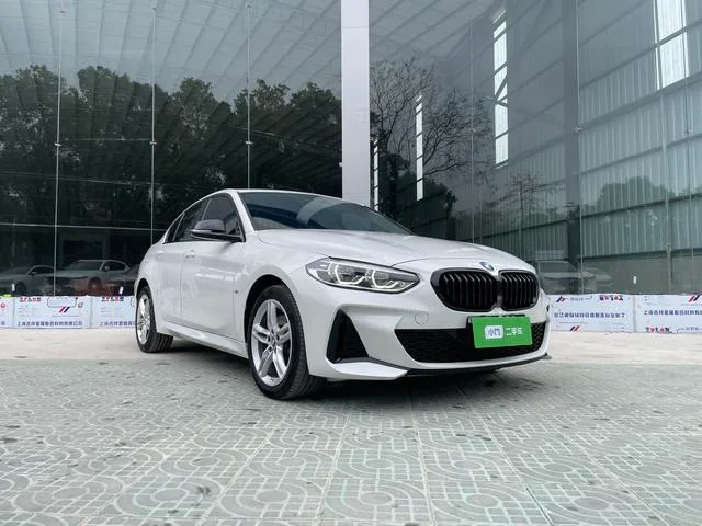 BMW 1 Series 2023 120i M Edición nocturna deportiva exterior foto 5 BMW 1 Series 2023 120i M Edición nocturna deportiva exterior foto 5