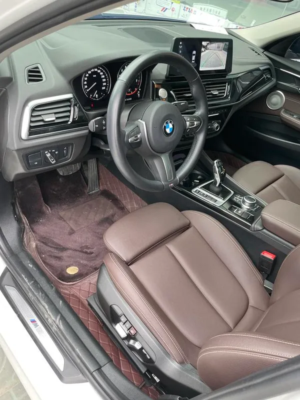 BMW 1 Series 2023 120i M Edición nocturna deportiva interior foto 16 BMW 1 Series 2023 120i M Edición nocturna deportiva interior foto 16