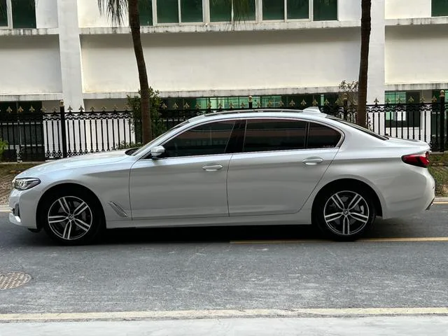 BMW 5 Series 2021 Reforma 530Li Líder Traje de lujo exterior foto 4
