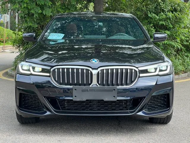 BMW 5 Series 2023 530Li Leading Type M Sports suit exterior photo 2