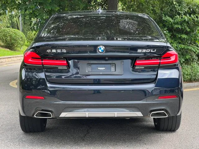 BMW 5 Series 2023 530Li Leading Type M Sports suit exterior photo 3
