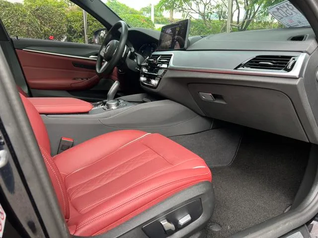 BMW 5 Series 2023 530Li Leading Type M Sports suit exterior photo 9