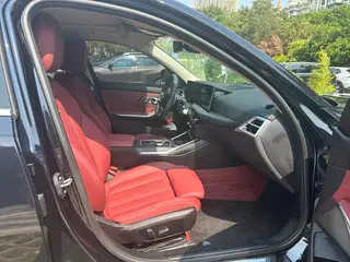 BMW 3 Series 2025 325Li M Conjunto deportivo interior foto 15 BMW 3 Series 2025 325Li M Conjunto deportivo interior foto 15