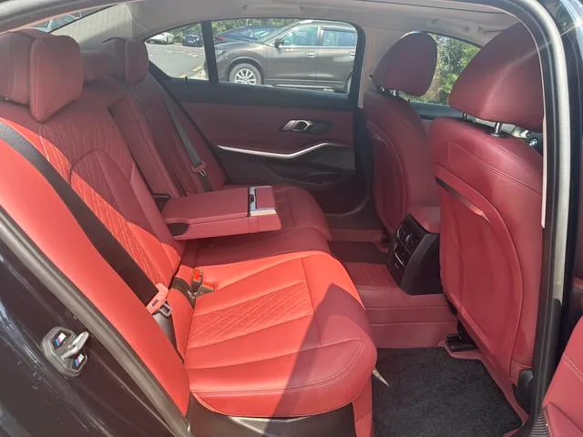 BMW 3 Series 2025 325Li M Conjunto deportivo interior foto 19 BMW 3 Series 2025 325Li M Conjunto deportivo interior foto 19