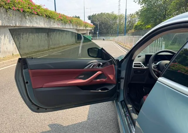 BMW 4 Series 2024 425i M Conjunto deportivo interior foto 13 BMW 4 Series 2024 425i M Conjunto deportivo interior foto 13