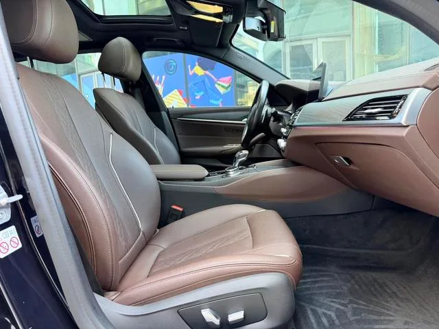 BMW 5 Series 2022 Second change 530Li Leading Type M Sports suit interior photo 11 BMW 5 Series 2022 Second change 530Li Leading Type M Sports suit interior photo 11