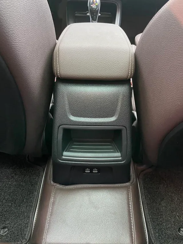 BMW 1 Series 2023 120i M Edición nocturna deportiva interior foto 19 BMW 1 Series 2023 120i M Edición nocturna deportiva interior foto 19