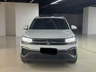 Volkswagen Tharu 2023 300TSI Versión de luna brillante con tracción en dos ruedas exterior foto 2