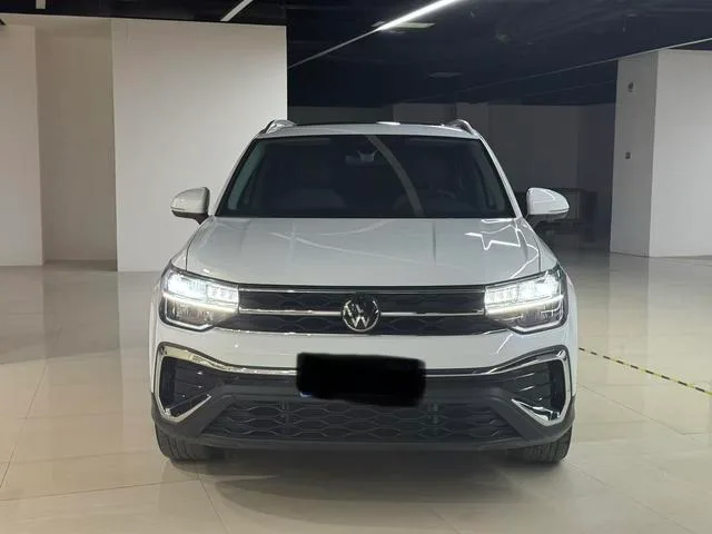 Volkswagen Tharu 2023 300TSI Versión de luna brillante con tracción en dos ruedas exterior foto 2