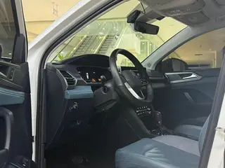 Volkswagen Tharu 2023 300TSI Versión de luna brillante con tracción en dos ruedas interior foto 6