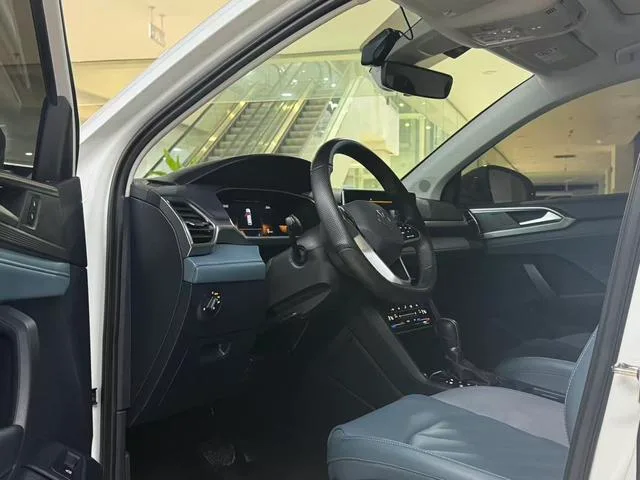 Volkswagen Tharu 2023 300TSI Versión de luna brillante con tracción en dos ruedas interior foto 6