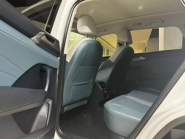 Volkswagen Tharu 2023 300TSI Versión de luna brillante con tracción en dos ruedas interior foto 7