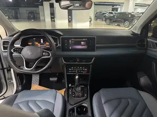 Volkswagen Tharu 2023 300TSI Versión de luna brillante con tracción en dos ruedas interior foto 8