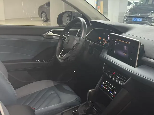 Volkswagen Tharu 2023 300TSI Versión de luna brillante con tracción en dos ruedas interior foto 9