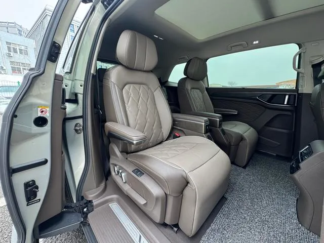 Volkswagen Viloran 2022 380TSI Acabado premium interior foto 11 Volkswagen Viloran 2022 380TSI Acabado premium interior foto 11