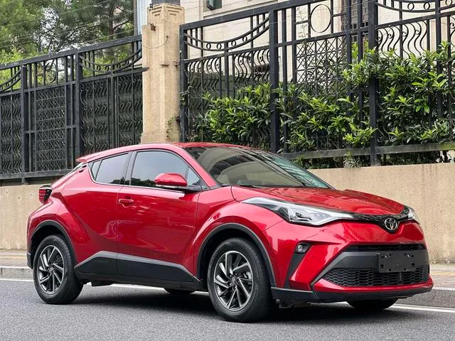 Toyota C-HR 2021 2.0L Edición de lujo exterior foto 3 Toyota C-HR 2021 2.0L Edición de lujo exterior foto 3