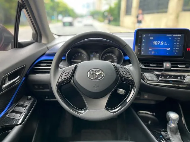 Toyota C-HR 2021 2.0L Edición de lujo interior foto 10 Toyota C-HR 2021 2.0L Edición de lujo interior foto 10