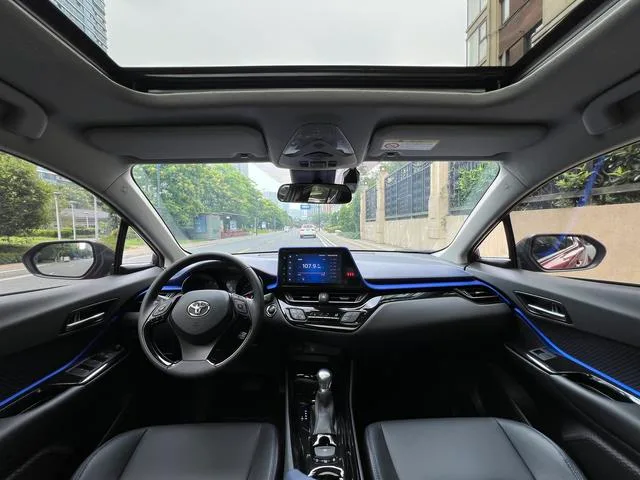 Toyota C-HR 2021 2.0L Edición de lujo interior foto 16 Toyota C-HR 2021 2.0L Edición de lujo interior foto 16