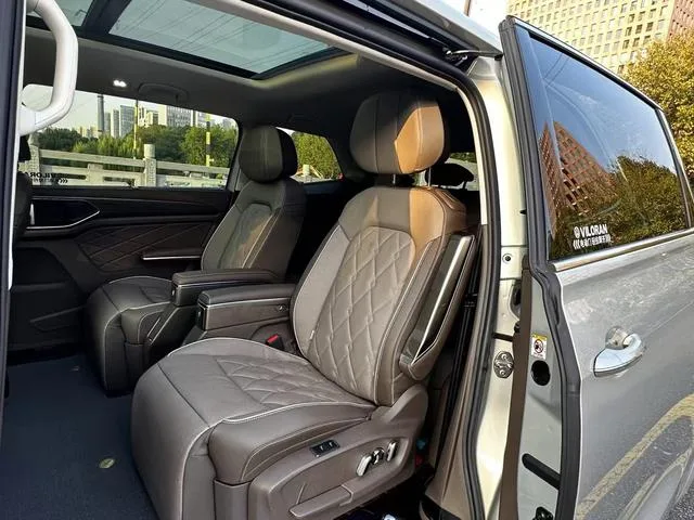 Volkswagen Viloran 2022 380TSI Acabado premium exterior foto 4 Volkswagen Viloran 2022 380TSI Acabado premium exterior foto 4