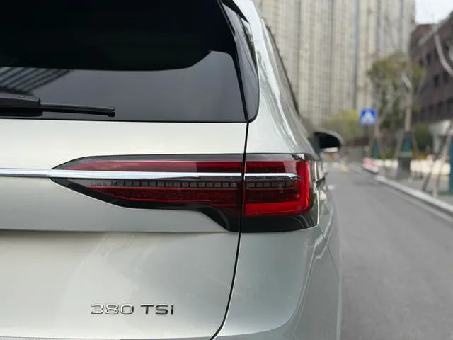 Volkswagen Viloran 2022 380TSI Acabado premium exterior foto 7 Volkswagen Viloran 2022 380TSI Acabado premium exterior foto 7