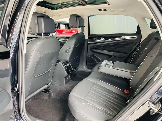 Volkswagen Passat 2023 380TSI Luxury Edition interior photo 10 Volkswagen Passat 2023 380TSI Luxury Edition interior photo 10