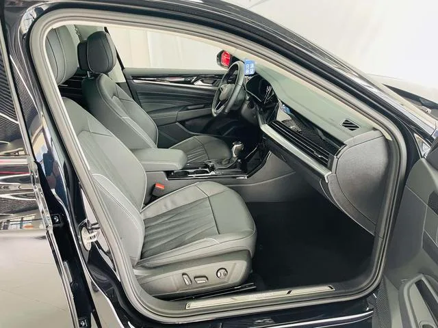 Volkswagen Passat 2023 380TSI Luxury Edition interior photo 12 Volkswagen Passat 2023 380TSI Luxury Edition interior photo 12