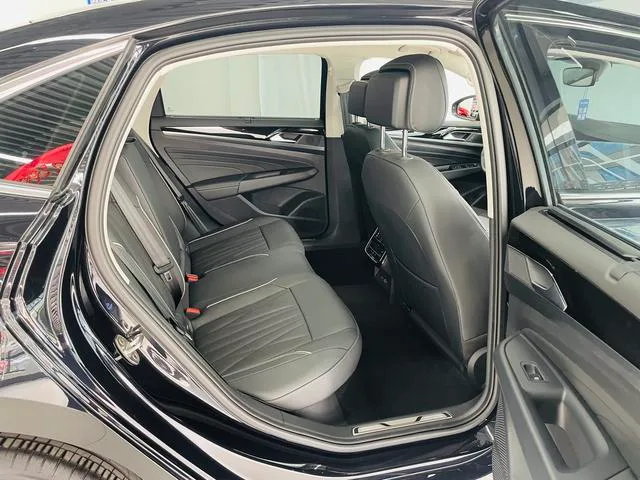 Volkswagen Passat 2023 380TSI Luxury Edition interior photo 14 Volkswagen Passat 2023 380TSI Luxury Edition interior photo 14