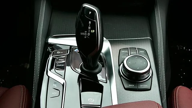 BMW 5 Series 2022 530Li Tipo administrativo M Conjunto deportivo exterior foto 6 BMW 5 Series 2022 530Li Tipo administrativo M Conjunto deportivo exterior foto 6