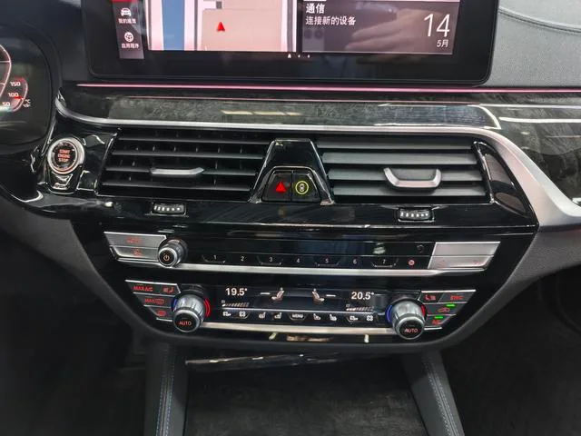 BMW 6 Series GT 2024 630i M Traje deportivo interior foto 15