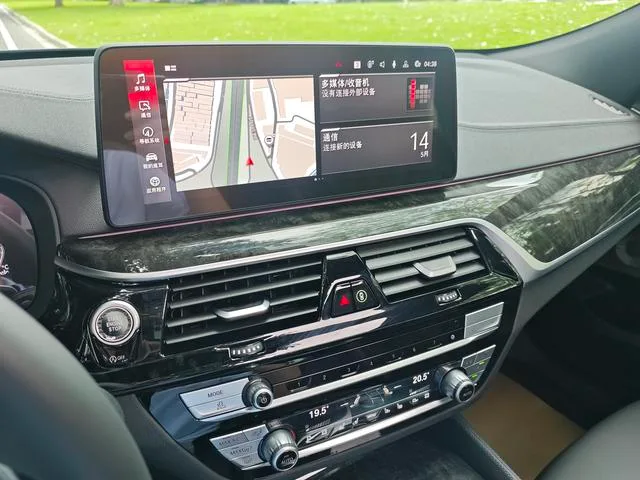 BMW 6 Series GT 2024 630i M Traje deportivo interior foto 16