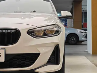 BMW 1 Series 2023 120i M Versión deportiva exterior foto 2 BMW 1 Series 2023 120i M Versión deportiva exterior foto 2