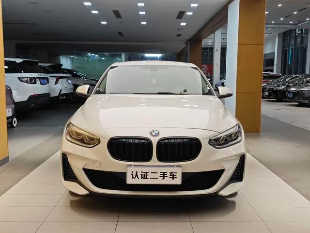BMW 1 Series 2023 120i M Versión deportiva exterior foto 4 BMW 1 Series 2023 120i M Versión deportiva exterior foto 4