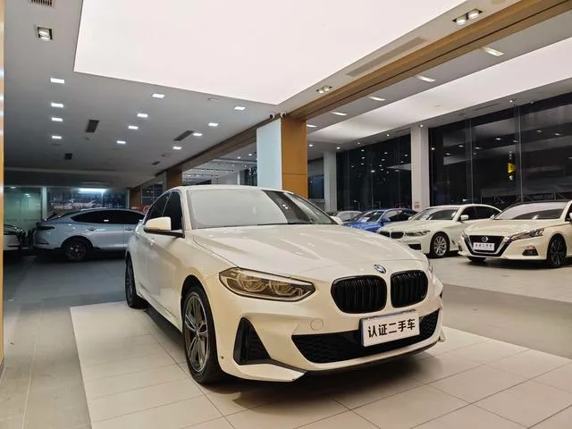BMW 1 Series 2023 120i M Versión deportiva exterior foto 5 BMW 1 Series 2023 120i M Versión deportiva exterior foto 5