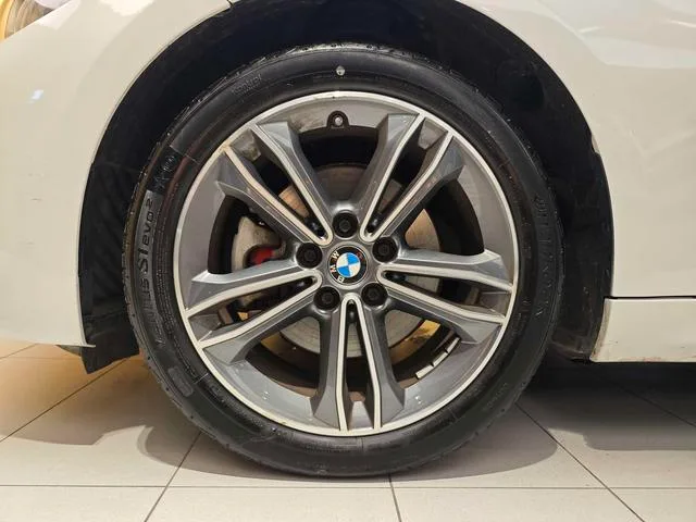 BMW 1 Series 2023 120i M Versión deportiva exterior foto 6 BMW 1 Series 2023 120i M Versión deportiva exterior foto 6