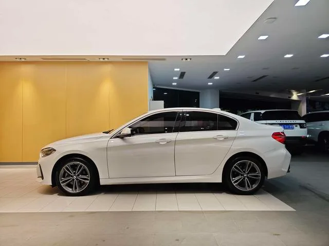 BMW 1 Series 2023 120i M Versión deportiva exterior foto 7 BMW 1 Series 2023 120i M Versión deportiva exterior foto 7