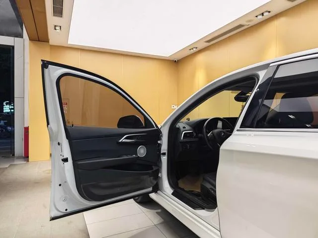 BMW 1 Series 2023 120i M Versión deportiva exterior foto 8 BMW 1 Series 2023 120i M Versión deportiva exterior foto 8
