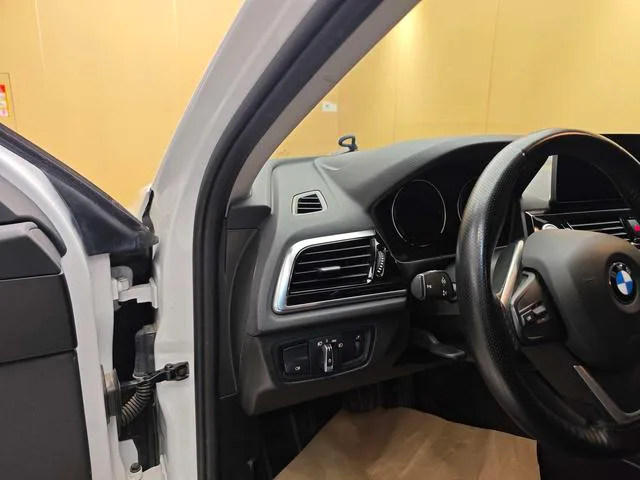 BMW 1 Series 2023 120i M Versión deportiva interior foto 12 BMW 1 Series 2023 120i M Versión deportiva interior foto 12