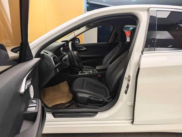 BMW 1 Series 2023 120i M Versión deportiva interior foto 14 BMW 1 Series 2023 120i M Versión deportiva interior foto 14