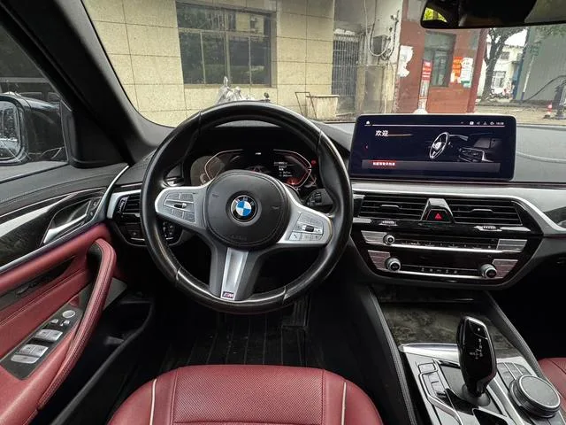 BMW 5 Series 2022 525Li M Conjunto deportivo exterior foto 7 BMW 5 Series 2022 525Li M Conjunto deportivo exterior foto 7