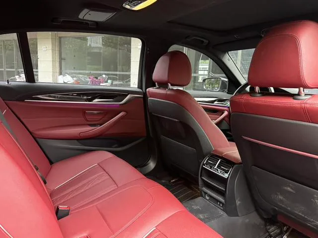 BMW 5 Series 2022 525Li M Conjunto deportivo interior foto 9 BMW 5 Series 2022 525Li M Conjunto deportivo interior foto 9